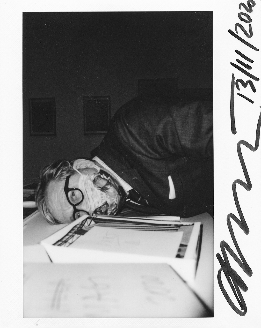 Polaroid hvor Sergei hviler sit hoved på et bord blandt nogle af hans kreationer