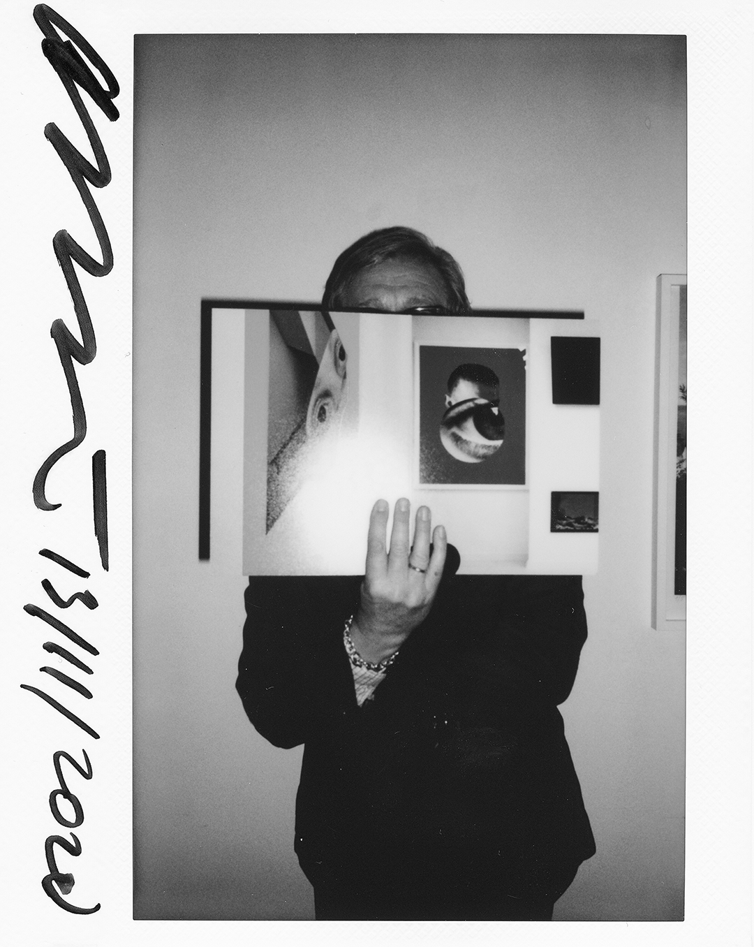 Polaroid hvor Sergei holder en collage foran sit ansigt