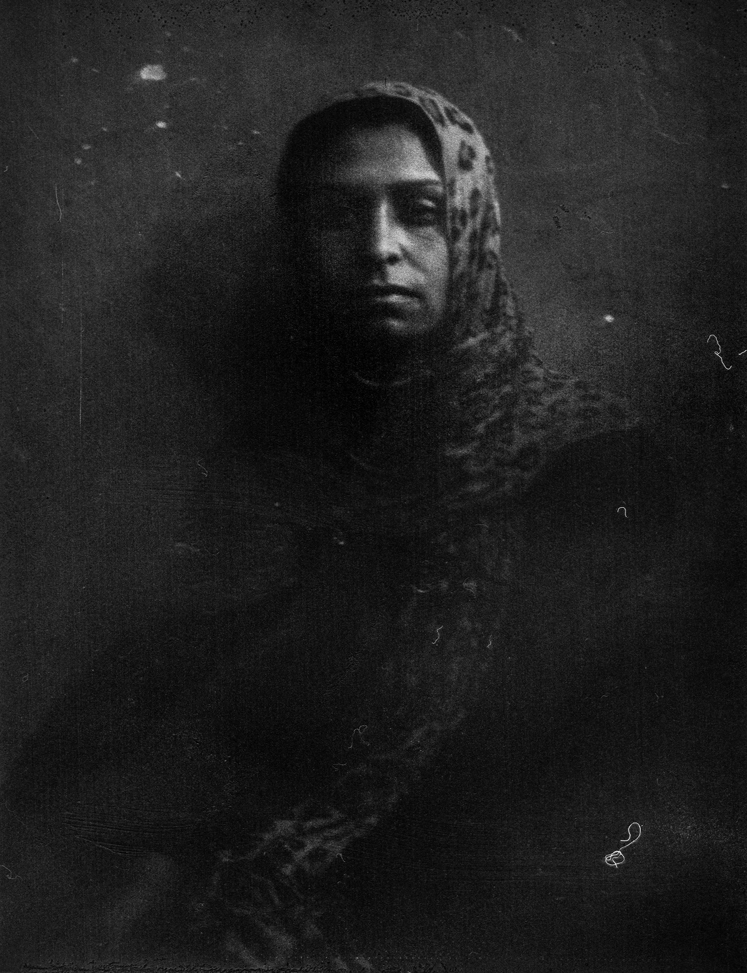 Et dystert portræt af en kvinde, taget af Esa Ylijaasko
