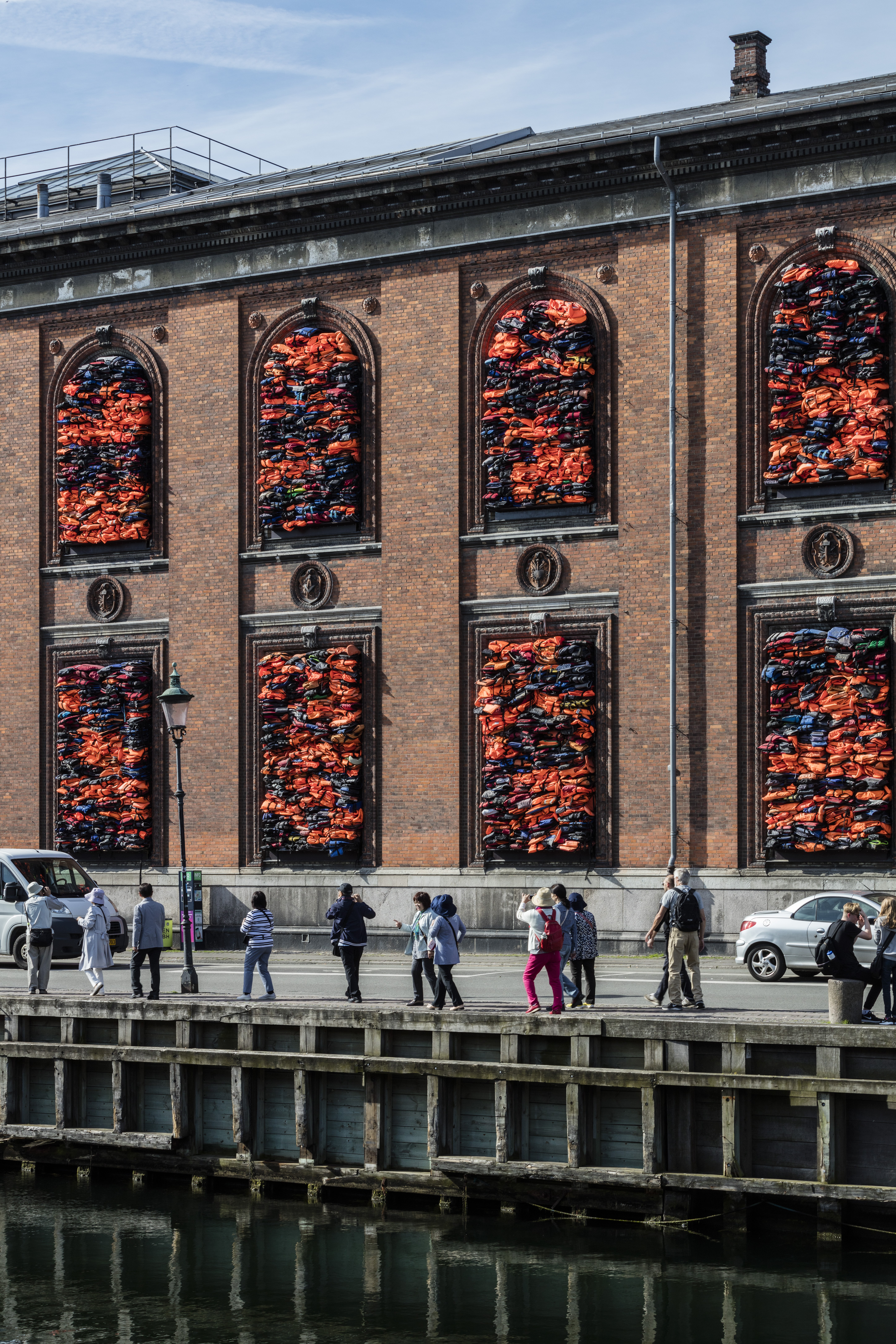 Kunstudstilling hvor vinduerne på Kunsthal Charlottenborg er fyldt op med redningsveste